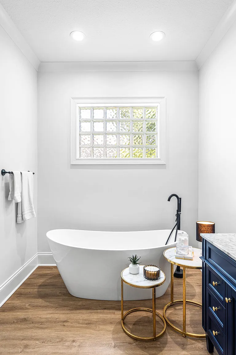 Freestanding soaking tub
